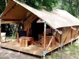 Camping Pas Cher vous présente avec son site Officiel campingpascher.fr, le Camping Les Chamberts, & Lodges classé 3 étoiles, situé sur la commune de Piegros La Clastre dans le département Drome (Rhône Alpes) en France. Le camping Les Chamberts, & Lodges, vous présente un hébergement de type tente en toile et bois de 12 m² pour 2 personnes. Le camping Les Chamberts, & Lodges vous propose du lundi 25 mai au lundi 01 juin 2026 pour 7 nuits à 301€. Cette location propose 79 dates différentes pour réserver votre séjour. Découvrez également les 7 autres gammes d'hébergements du camping. Canoë-kayak, Centre équestre, Escalade, Randonnée, Bar, Restaurant,... En savoir plus : cliquez-ICI.