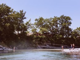 Camping Pas Cher vous présente avec son site Officiel campingpascher.fr, le Camping Les Chamberts, & Lodges classé 3 étoiles, situé sur la commune de Piegros La Clastre dans le département Drome (Rhône Alpes) en France. Le camping Les Chamberts, & Lodges, vous présente un hébergement de type tente en toile et bois de 12 m² pour 2 personnes. Le camping Les Chamberts, & Lodges vous propose du lundi 25 mai au lundi 01 juin 2026 pour 7 nuits à 301€. Cette location propose 79 dates différentes pour réserver votre séjour. Découvrez également les 7 autres gammes d'hébergements du camping. Canoë-kayak, Centre équestre, Escalade, Randonnée, Bar, Restaurant,... En savoir plus : cliquez-ICI.