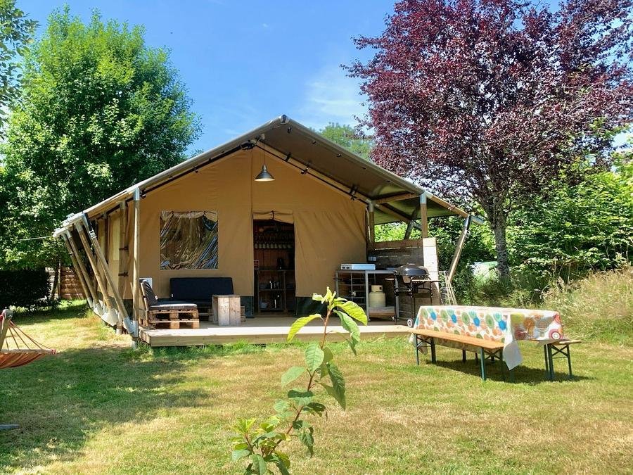 Camping Pas Cher vous présente avec son site Officiel campingpascher.fr, le Camping La Chabanne classé 3 étoiles, situé sur la commune de Chatel Montagne dans le département Allier (Auvergne) en France. Le camping La Chabanne vous propose un hébergement de type tente en toile et bois de 35 m² pour 5 personnes. L'établissement vous propose 11 autres types d'hébergements. Découvrez tous nos séjours à petits prix dans la commune et aux alentours de Chatel Montagne du département : Allier (Auvergne). Lac, Piscine couverte, Aire de jeux enfants, Ping-pong, Pétanque, Dépôt de pain, Restaurant, Snack/Bar,... En savoir plus : cliquez-ICI.