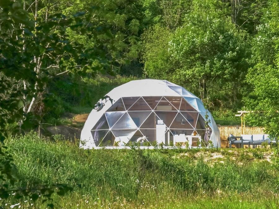 Camping Pas Cher vous présente avec son site Officiel campingpascher.fr, le Camping La Chabanne classé 3 étoiles, situé sur la commune de Chatel Montagne dans le département Allier (Auvergne) en France. Le camping La Chabanne vous propose un hébergement de type hébergement insolite de 50 m² pour 5 personnes. L'établissement vous propose 11 autres types d'hébergements. Découvrez tous nos séjours à petits prix dans la commune et aux alentours de Chatel Montagne du département : Allier (Auvergne). Lac, Piscine couverte, Aire de jeux enfants, Ping-pong, Pétanque, Dépôt de pain, Restaurant, Snack/Bar,... En savoir plus : cliquez-ICI.