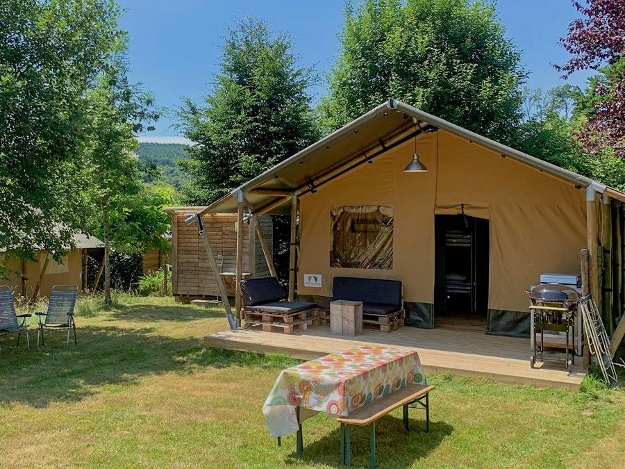 Camping Pas Cher vous présente avec son site Officiel campingpascher.fr, le Camping La Chabanne classé 3 étoiles, situé sur la commune de Chatel Montagne dans le département Allier (Auvergne) en France. Le camping La Chabanne vous propose un hébergement de type tente en toile et bois pour 1 personne. L'établissement vous propose 11 autres types d'hébergements. Découvrez tous nos séjours à petits prix dans la commune et aux alentours de Chatel Montagne du département : Allier (Auvergne). Lac, Piscine couverte, Aire de jeux enfants, Ping-pong, Pétanque, Dépôt de pain, Restaurant, Snack/Bar,... En savoir plus : cliquez-ICI.