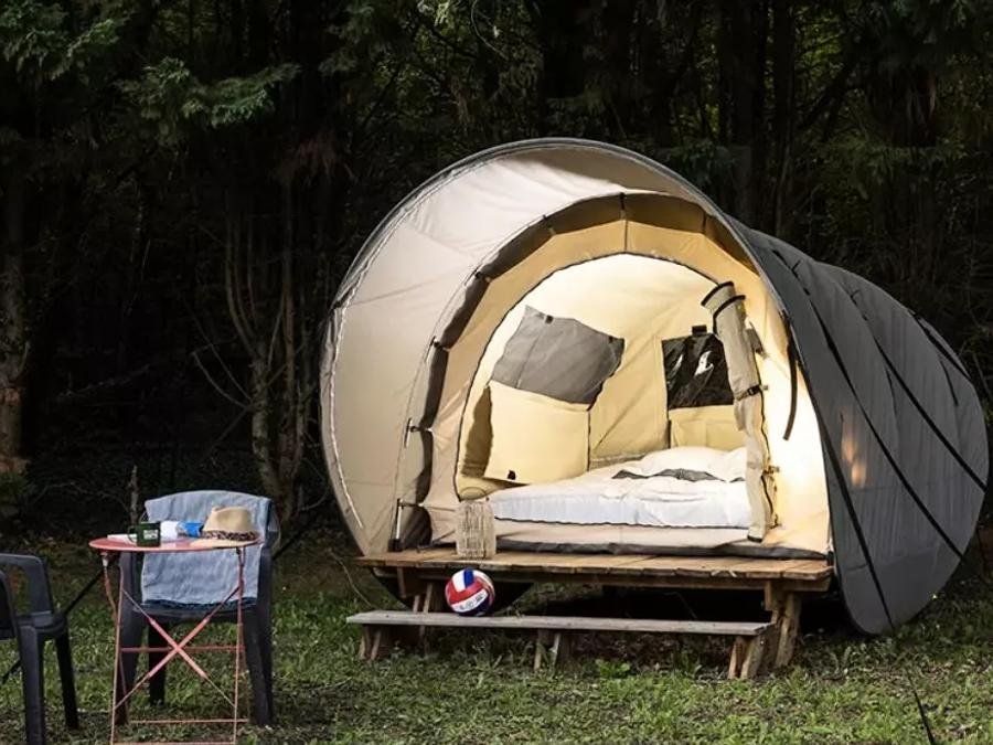 Camping Pas Cher vous présente avec son site Officiel campingpascher.fr, le Camping Maeva Escapades La Rivière Dorée classé 3 étoiles, situé sur la commune de Bagneaux Sur Loing dans le département Seine-et-marne (île De France) en France. Le camping Maeva Escapades La Rivière Dorée vous propose un hébergement de type tente pour 2 personnes. L'établissement vous propose 18 autres types d'hébergements. Découvrez tous nos séjours à petits prix dans la commune et aux alentours de Bagneaux Sur Loing du département : Seine-et-marne (île De France). Les Avis clients pour le Camping Maeva Escapades La Rivière Dorée sont excellents avec une note moyenne de 10 sur 10. Rivière, Aire de jeux enfants, Canoë-kayak, Cyclisme, Escalade, Ping-pong, Pétanque, Randonnée, Terrain de volley-ball, Food truck, Snack/Bar,... En savoir plus : cliquez-ICI.