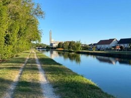 Camping Pas Cher vous présente avec son site Officiel campingpascher.fr, le Camping Maeva Escapades La Rivière Dorée classé 3 étoiles, situé sur la commune de Bagneaux Sur Loing dans le département Seine-et-marne (île De France) en France. Le camping Maeva Escapades La Rivière Dorée vous propose un hébergement de type hébergement insolite de 10 m². L'établissement vous propose 18 autres types d'hébergements. Découvrez tous nos séjours à petits prix dans la commune et aux alentours de Bagneaux Sur Loing du département : Seine-et-marne (île De France). Les Avis clients pour le Camping Maeva Escapades La Rivière Dorée sont excellents avec une note moyenne de 10 sur 10. Rivière, Aire de jeux enfants, Canoë-kayak, Cyclisme, Escalade, Ping-pong, Pétanque, Randonnée, Terrain de volley-ball, Food truck, Snack/Bar,... En savoir plus : cliquez-ICI.