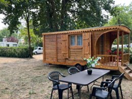 Camping Pas Cher vous présente avec son site Officiel campingpascher.fr, le Camping Maeva Escapades La Rivière Dorée classé 3 étoiles, situé sur la commune de Bagneaux Sur Loing dans le département Seine-et-marne (île De France) en France. Le camping Maeva Escapades La Rivière Dorée, vous présente un hébergement de type hébergement insolite de 14 m² pour 2 personnes. Le camping Maeva Escapades La Rivière Dorée vous propose du vendredi 28 août au vendredi 04 septembre 2026 pour 7 nuits à 548€. Cette location propose 168 dates différentes pour réserver votre séjour. Découvrez également les 20 autres gammes d'hébergements du camping. Les Avis clients pour le Camping Maeva Escapades La Rivière Dorée sont excellents avec une note moyenne de 10 sur 10. Rivière, Aire de jeux enfants, Canoë-kayak, Cyclisme, Escalade, Ping-pong, Pétanque, Randonnée, Terrain de volley-ball, Food truck, Snack/Bar,... En savoir plus : cliquez-ICI.