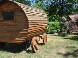 Camping Pas Cher vous présente avec son site Officiel campingpascher.fr, le Camping Maeva Escapades La Rivière Dorée classé 3 étoiles, situé sur la commune de Bagneaux Sur Loing dans le département Seine-et-marne (île De France) en France. Le camping Maeva Escapades La Rivière Dorée, vous présente un hébergement de type hébergement insolite pour 2 personnes. Le camping Maeva Escapades La Rivière Dorée vous propose du lundi 06 avril au lundi 13 avril 2026 pour 7 nuits à 416€. Cette location propose 176 dates différentes pour réserver votre séjour. Découvrez également les 20 autres gammes d'hébergements du camping. Les Avis clients pour le Camping Maeva Escapades La Rivière Dorée sont excellents avec une note moyenne de 10 sur 10. Rivière, Aire de jeux enfants, Canoë-kayak, Cyclisme, Escalade, Ping-pong, Pétanque, Randonnée, Terrain de volley-ball, Food truck, Snack/Bar,... En savoir plus : cliquez-ICI.