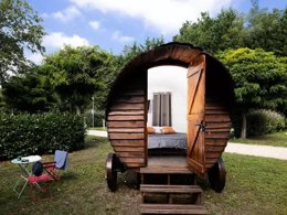 Camping Pas Cher vous présente avec son site Officiel campingpascher.fr, le Camping Maeva Escapades La Rivière Dorée classé 3 étoiles, situé sur la commune de Bagneaux Sur Loing dans le département Seine-et-marne (île De France) en France. Le camping Maeva Escapades La Rivière Dorée, vous présente un hébergement de type hébergement insolite de 10 m² pour 2 personnes. Le camping Maeva Escapades La Rivière Dorée vous propose du mercredi 01 avril au mercredi 08 avril 2026 pour 7 nuits à 489€. Cette location propose 176 dates différentes pour réserver votre séjour. Découvrez également les 20 autres gammes d'hébergements du camping. Les Avis clients pour le Camping Maeva Escapades La Rivière Dorée sont excellents avec une note moyenne de 10 sur 10. Rivière, Aire de jeux enfants, Canoë-kayak, Cyclisme, Escalade, Ping-pong, Pétanque, Randonnée, Terrain de volley-ball, Food truck, Snack/Bar,... En savoir plus : cliquez-ICI.