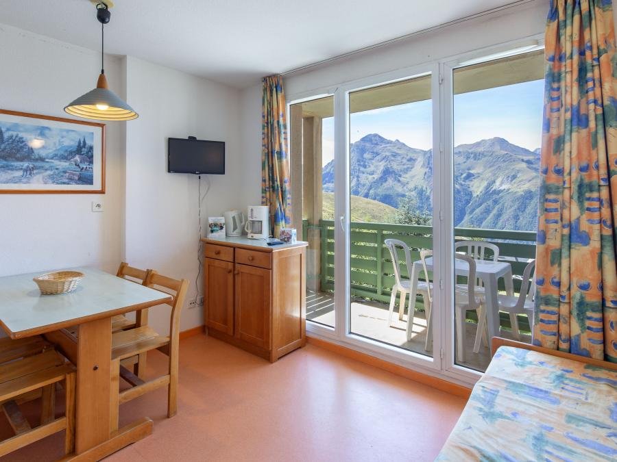 Camping Pas Cher vous présente avec son site Officiel campingpascher.fr, la Résidence Les Balcons Du Soleil - Vacancéole classé 2 étoiles, située sur la commune de Germ dans le département Hautes-pyrénées (Midi Pyrénées) en France. La résidence Les Balcons Du Soleil - Vacancéole, vous présente un hébergement de type studio de 23 m² pour 4 personnes et télévision. La résidence Les Balcons Du Soleil - Vacancéole vous proposeun séjour PAS CHER avec une REMISEdu sam. 11 juillet au sam. 18 juillet 2026, en promotion à -30% pour 7 nuits à 194,60 € au lieu de 278,0 € soit une Économie de 83,40 €. Cette location propose 36 dates différentes pour réserver votre séjour. Découvrez également les 6 autres gammes d'hébergements de la résidence. Les Avis clients pour la Résidence Les Balcons Du Soleil - Vacancéole sont excellents avec une note moyenne de 9 sur 10. Piscine chauffée, Piscine couverte,... En savoir plus : cliquez-ICI.