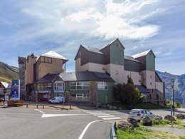 Camping Pas Cher vous présente avec son site Officiel campingpascher.fr, la Résidence Les Balcons Du Soleil classé 2 étoiles, située sur la commune de Germ dans le département Hautes-pyrénées (Midi-pyrénées) en France. La résidence Les Balcons Du Soleil vous propose un hébergement de type studio de 23 m² pour 4 personnes (télévision). L'établissement vous propose 9 autres types d'hébergements. Découvrez tous nos séjours à petits prix dans la commune et aux alentours de Germ du département : Hautes-pyrénées (Midi-pyrénées). Piscine chauffée, Piscine couverte,... En savoir plus : cliquez-ICI.