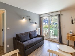 Camping Pas Cher vous présente avec son site Officiel campingpascher.fr, la Résidence Les Balcons Du Soleil - Vacancéole classé 2 étoiles, située sur la commune de Germ dans le département Hautes-pyrénées (Midi Pyrénées) en France. La résidence Les Balcons Du Soleil - Vacancéole, vous présente un hébergement de type appartement de 28 m² et télévision. La résidence Les Balcons Du Soleil - Vacancéole vous proposeun séjour PAS CHER avec une REMISEdu sam. 20 décembre au sam. 27 décembre 2025, en promotion à -33% pour 7 nuits à 836,80 € au lieu de 1260,24 € soit une Économie de 423,44 €. Cette location propose 39 dates différentes pour réserver votre séjour. Découvrez également les 6 autres gammes d'hébergements de la résidence. Les Avis clients pour la Résidence Les Balcons Du Soleil - Vacancéole sont excellents avec une note moyenne de 9 sur 10. Piscine chauffée, Piscine couverte,... En savoir plus : cliquez-ICI.