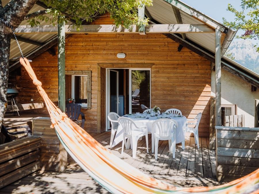 Camping Pas Cher vous présente avec son site Officiel campingpascher.fr, le Camping Sunêlia La Presqu'île classé 4 étoiles, situé sur la commune de Prunieres dans le département Hautes-alpes (Provence Alpes Côte D'azur) en France. Le camping Sunêlia La Presqu'île, vous présente un hébergement de type studio de 37 m² avec climatisation et télévision. Le camping Sunêlia La Presqu'île vous propose du sam. 04 juillet au sam. 11 juillet 2026 pour 7 nuits à 1015€. Cette location propose 1 dates différentes pour réserver votre séjour. Découvrez également les 17 autres gammes d'hébergements du camping. Les Avis clients pour le Camping Sunêlia La Presqu'île sont excellents avec une note moyenne de 8 sur 10. Lac, Piscine extérieure, Animations familiales, Club enfants, Aire de jeux enfants, Canoë-kayak, Location de bateaux, Paddle, Ping-pong, Pétanque, Sports nautiques, Terrain de beach-volley, Terrain multisports, Bar, Dépôt de pain, Plats à emporter, Restaurant, Snack/Bar,... En savoir plus : cliquez-ICI.