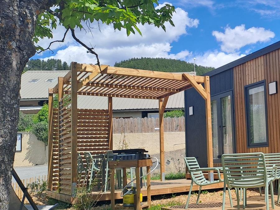 Camping Pas Cher vous présente avec son site Officiel campingpascher.fr, le Camping Sunêlia La Presqu'île classé 4 étoiles, situé sur la commune de Prunieres dans le département Hautes-alpes (Provence Alpes Côte D'azur) en France. Le camping Sunêlia La Presqu'île, vous présente un hébergement de type mobil-home de 33 m² avec climatisation et télévision. Le camping Sunêlia La Presqu'île vous propose du sam. 12 septembre au sam. 19 septembre 2026, en promotion à -10% pour 7 nuits à 409,50 € au lieu de 455,0 € soit une Économie de 45,50 €. Cette location propose 35 dates différentes pour réserver votre séjour. Découvrez également les 17 autres gammes d'hébergements du camping. Les Avis clients pour le Camping Sunêlia La Presqu'île sont excellents avec une note moyenne de 8 sur 10. Lac, Piscine extérieure, Animations familiales, Club enfants, Aire de jeux enfants, Canoë-kayak, Location de bateaux, Paddle, Ping-pong, Pétanque, Sports nautiques, Terrain de beach-volley, Terrain multisports, Bar, Dépôt de pain, Plats à emporter, Restaurant, Snack/Bar,... En savoir plus : cliquez-ICI.