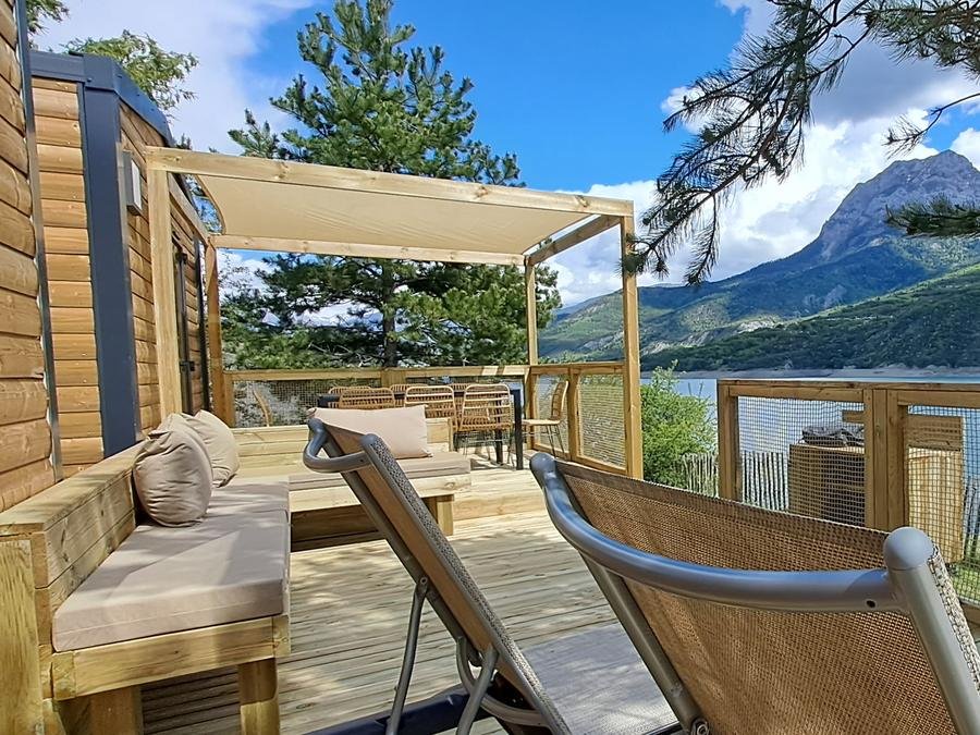 Camping Pas Cher vous présente avec son site Officiel campingpascher.fr, le Camping Sunêlia La Presqu'île classé 4 étoiles, situé sur la commune de Prunieres dans le département Hautes-alpes (Provence Alpes Côte D'azur) en France. Le camping Sunêlia La Presqu'île, vous présente un hébergement de type mobil-home de 34 m² avec climatisation et télévision. Le camping Sunêlia La Presqu'île vous propose du sam. 19 septembre au sam. 26 septembre 2026, en promotion à -9% pour 7 nuits à 926,10 € au lieu de 1029,0 € soit une Économie de 102,90 €. Cette location propose 4 dates différentes pour réserver votre séjour. Découvrez également les 17 autres gammes d'hébergements du camping. Les Avis clients pour le Camping Sunêlia La Presqu'île sont excellents avec une note moyenne de 8 sur 10. Lac, Piscine extérieure, Animations familiales, Club enfants, Aire de jeux enfants, Canoë-kayak, Location de bateaux, Paddle, Ping-pong, Pétanque, Sports nautiques, Terrain de beach-volley, Terrain multisports, Bar, Dépôt de pain, Plats à emporter, Restaurant, Snack/Bar,... En savoir plus : cliquez-ICI.