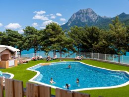 Camping Pas Cher vous présente avec son site Officiel campingpascher.fr, le Camping Sunêlia La Presqu'île classé 4 étoiles, situé sur la commune de Prunieres dans le département Hautes-alpes (Provence Alpes Côte D'azur) en France. Le camping Sunêlia La Presqu'île, vous présente un hébergement de type tente en toile et bois de 35 m² pour 2 personnes. Le camping Sunêlia La Presqu'île vous propose du sam. 12 septembre au sam. 19 septembre 2026, en promotion à -19% pour 7 nuits à 340,20 € au lieu de 420,0 € soit une Économie de 79,80 €. Cette location propose 77 dates différentes pour réserver votre séjour. Découvrez également les 17 autres gammes d'hébergements du camping. Les Avis clients pour le Camping Sunêlia La Presqu'île sont excellents avec une note moyenne de 8 sur 10. Lac, Piscine extérieure, Animations familiales, Club enfants, Aire de jeux enfants, Canoë-kayak, Location de bateaux, Paddle, Ping-pong, Pétanque, Sports nautiques, Terrain de beach-volley, Terrain multisports, Bar, Dépôt de pain, Plats à emporter, Restaurant, Snack/Bar,... En savoir plus : cliquez-ICI.