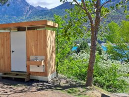 Camping Pas Cher vous présente avec son site Officiel campingpascher.fr, le Camping Sunêlia La Presqu'île classé 4 étoiles, situé sur la commune de Prunieres dans le département Hautes-alpes (Provence Alpes Côte D'azur) en France. Le camping Sunêlia La Presqu'île, vous présente un hébergement de type mobil-home de 33 m² pour 6 personnes avec climatisation et télévision. Le camping Sunêlia La Presqu'île vous propose du sam. 16 mai au sam. 23 mai 2026, en promotion à -19% pour 7 nuits à 652,05 € au lieu de 805,0 € soit une Économie de 152,95 €. Cette location propose 31 dates différentes pour réserver votre séjour. Découvrez également les 17 autres gammes d'hébergements du camping. Les Avis clients pour le Camping Sunêlia La Presqu'île sont excellents avec une note moyenne de 8 sur 10. Lac, Piscine extérieure, Animations familiales, Club enfants, Aire de jeux enfants, Canoë-kayak, Location de bateaux, Paddle, Ping-pong, Pétanque, Sports nautiques, Terrain de beach-volley, Terrain multisports, Bar, Dépôt de pain, Plats à emporter, Restaurant, Snack/Bar,... En savoir plus : cliquez-ICI.