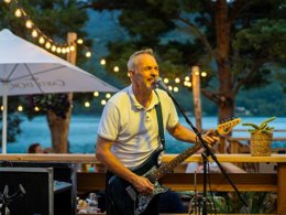 Camping Pas Cher vous présente avec son site Officiel campingpascher.fr, le Camping Sunêlia La Presqu'île classé 4 étoiles, situé sur la commune de Prunieres dans le département Hautes-alpes (Provence Alpes Côte D'azur) en France. Le camping Sunêlia La Presqu'île, vous présente un hébergement de type chalet de 35 m² pour 5 personnes. Le camping Sunêlia La Presqu'île vous propose du jeudi 10 septembre au jeudi 17 septembre 2026, en promotion à -19% pour 7 nuits à 279,45 € au lieu de 345,0 € soit une Économie de 65,55 €. Cette location propose 82 dates différentes pour réserver votre séjour. Découvrez également les 17 autres gammes d'hébergements du camping. Les Avis clients pour le Camping Sunêlia La Presqu'île sont excellents avec une note moyenne de 8 sur 10. Lac, Piscine extérieure, Animations familiales, Club enfants, Aire de jeux enfants, Canoë-kayak, Location de bateaux, Paddle, Ping-pong, Pétanque, Sports nautiques, Terrain de beach-volley, Terrain multisports, Bar, Dépôt de pain, Plats à emporter, Restaurant, Snack/Bar,... En savoir plus : cliquez-ICI.