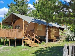 Camping Pas Cher vous présente avec son site Officiel campingpascher.fr, le Camping Sunêlia La Presqu'île classé 4 étoiles, situé sur la commune de Prunieres dans le département Hautes-alpes (Provence Alpes Côte D'azur) en France. Le camping Sunêlia La Presqu'île, vous présente un hébergement de type tente en toile et bois de 35 m² pour 2 personnes. Le camping Sunêlia La Presqu'île vous propose du sam. 12 septembre au sam. 19 septembre 2026, en promotion à -19% pour 7 nuits à 340,20 € au lieu de 420,0 € soit une Économie de 79,80 €. Cette location propose 77 dates différentes pour réserver votre séjour. Découvrez également les 17 autres gammes d'hébergements du camping. Les Avis clients pour le Camping Sunêlia La Presqu'île sont excellents avec une note moyenne de 8 sur 10. Lac, Piscine extérieure, Animations familiales, Club enfants, Aire de jeux enfants, Canoë-kayak, Location de bateaux, Paddle, Ping-pong, Pétanque, Sports nautiques, Terrain de beach-volley, Terrain multisports, Bar, Dépôt de pain, Plats à emporter, Restaurant, Snack/Bar,... En savoir plus : cliquez-ICI.