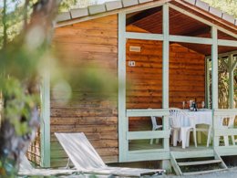 Camping Pas Cher vous présente avec son site Officiel campingpascher.fr, le Camping Sunêlia La Presqu'île classé 4 étoiles, situé sur la commune de Prunieres dans le département Hautes-alpes (Provence Alpes Côte D'azur) en France. Le camping Sunêlia La Presqu'île, vous présente un hébergement de type chalet de 24 m². Le camping Sunêlia La Presqu'île vous propose du dimanche 17 mai au dimanche 24 mai 2026, en promotion à -19% pour 7 nuits à 259,20 € au lieu de 320,0 € soit une Économie de 60,80 €. Cette location propose 91 dates différentes pour réserver votre séjour. Découvrez également les 17 autres gammes d'hébergements du camping. Les Avis clients pour le Camping Sunêlia La Presqu'île sont excellents avec une note moyenne de 8 sur 10. Lac, Piscine extérieure, Animations familiales, Club enfants, Aire de jeux enfants, Canoë-kayak, Location de bateaux, Paddle, Ping-pong, Pétanque, Sports nautiques, Terrain de beach-volley, Terrain multisports, Bar, Dépôt de pain, Plats à emporter, Restaurant, Snack/Bar,... En savoir plus : cliquez-ICI.