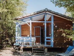 Camping Pas Cher vous présente avec son site Officiel campingpascher.fr, le Camping Sunêlia La Presqu'île classé 4 étoiles, situé sur la commune de Prunieres dans le département Hautes-alpes (Provence Alpes Côte D'azur) en France. Le camping Sunêlia La Presqu'île, vous présente un hébergement de type chalet de 35 m² pour 5 personnes. Le camping Sunêlia La Presqu'île vous propose du jeudi 10 septembre au jeudi 17 septembre 2026, en promotion à -19% pour 7 nuits à 279,45 € au lieu de 345,0 € soit une Économie de 65,55 €. Cette location propose 82 dates différentes pour réserver votre séjour. Découvrez également les 17 autres gammes d'hébergements du camping. Les Avis clients pour le Camping Sunêlia La Presqu'île sont excellents avec une note moyenne de 8 sur 10. Lac, Piscine extérieure, Animations familiales, Club enfants, Aire de jeux enfants, Canoë-kayak, Location de bateaux, Paddle, Ping-pong, Pétanque, Sports nautiques, Terrain de beach-volley, Terrain multisports, Bar, Dépôt de pain, Plats à emporter, Restaurant, Snack/Bar,... En savoir plus : cliquez-ICI.