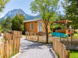 Camping Pas Cher vous présente avec son site Officiel campingpascher.fr, le Camping Sunêlia La Presqu'île classé 4 étoiles, situé sur la commune de Prunieres dans le département Hautes-alpes (Provence Alpes Côte D'azur) en France. Le camping Sunêlia La Presqu'île, vous présente un hébergement de type chalet de 30 m² pour 4 personnes avec climatisation et télévision. Le camping Sunêlia La Presqu'île vous propose du sam. 12 septembre au sam. 19 septembre 2026, en promotion à -19% pour 7 nuits à 294,84 € au lieu de 364,0 € soit une Économie de 69,16 €. Cette location propose 60 dates différentes pour réserver votre séjour. Découvrez également les 17 autres gammes d'hébergements du camping. Les Avis clients pour le Camping Sunêlia La Presqu'île sont excellents avec une note moyenne de 8 sur 10. Lac, Piscine extérieure, Animations familiales, Club enfants, Aire de jeux enfants, Canoë-kayak, Location de bateaux, Paddle, Ping-pong, Pétanque, Sports nautiques, Terrain de beach-volley, Terrain multisports, Bar, Dépôt de pain, Plats à emporter, Restaurant, Snack/Bar,... En savoir plus : cliquez-ICI.