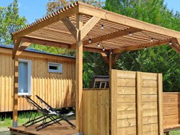 Camping Pas Cher vous présente avec son site Officiel campingpascher.fr, le Camping Sunêlia La Presqu'île classé 4 étoiles, situé sur la commune de Prunieres dans le département Hautes-alpes (Provence Alpes Côte D'azur) en France. Le camping Sunêlia La Presqu'île, vous présente un hébergement de type chalet de 36 m² pour 6 personnes avec climatisation et télévision. Le camping Sunêlia La Presqu'île vous propose du sam. 12 septembre au sam. 19 septembre 2026, en promotion à -19% pour 7 nuits à 323,19 € au lieu de 399,0 € soit une Économie de 75,81 €. Cette location propose 79 dates différentes pour réserver votre séjour. Découvrez également les 17 autres gammes d'hébergements du camping. Les Avis clients pour le Camping Sunêlia La Presqu'île sont excellents avec une note moyenne de 8 sur 10. Lac, Piscine extérieure, Animations familiales, Club enfants, Aire de jeux enfants, Canoë-kayak, Location de bateaux, Paddle, Ping-pong, Pétanque, Sports nautiques, Terrain de beach-volley, Terrain multisports, Bar, Dépôt de pain, Plats à emporter, Restaurant, Snack/Bar,... En savoir plus : cliquez-ICI.