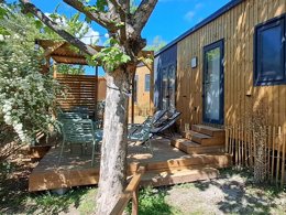 Camping Pas Cher vous présente avec son site Officiel campingpascher.fr, le Camping Sunêlia La Presqu'île classé 4 étoiles, situé sur la commune de Prunieres dans le département Hautes-alpes (Provence Alpes Côte D'azur) en France. Le camping Sunêlia La Presqu'île, vous présente un hébergement de type mobil-home de 30 m² pour 4 personnes avec climatisation et télévision. Le camping Sunêlia La Presqu'île vous propose du sam. 12 septembre au sam. 19 septembre 2026, en promotion à -19% pour 7 nuits à 323,19 € au lieu de 399,0 € soit une Économie de 75,81 €. Cette location propose 79 dates différentes pour réserver votre séjour. Découvrez également les 17 autres gammes d'hébergements du camping. Les Avis clients pour le Camping Sunêlia La Presqu'île sont excellents avec une note moyenne de 8 sur 10. Lac, Piscine extérieure, Animations familiales, Club enfants, Aire de jeux enfants, Canoë-kayak, Location de bateaux, Paddle, Ping-pong, Pétanque, Sports nautiques, Terrain de beach-volley, Terrain multisports, Bar, Dépôt de pain, Plats à emporter, Restaurant, Snack/Bar,... En savoir plus : cliquez-ICI.