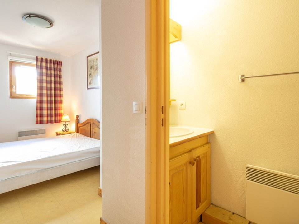 Camping Pas Cher vous présente avec son site Officiel campingpascher.fr, la Résidence Le Hameau De L'Alpage, située sur la commune de Saint Sorlin D'arves dans le département Savoie (Rhône-alpes) en France. La résidence Le Hameau De L'Alpage vous propose un hébergement de type appartement de 43 m² pour 6 personnes (télévision). L'établissement vous propose 2 autres types d'hébergements. Découvrez tous nos séjours à petits prix dans la commune et aux alentours de Saint Sorlin D'arves du département : Savoie (Rhône-alpes). Piscine chauffée, Piscine couverte, Trampoline, Bar, Restaurant, Snack/Bar,... En savoir plus : cliquez-ICI.