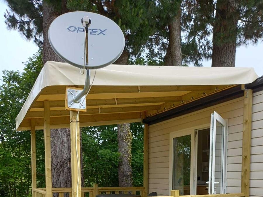 Camping Pas Cher vous présente avec son site Officiel campingpascher.fr, le Camping Les Genets D'Or classé 3 étoiles, situé sur la commune de Bannalec dans le département Finistère (Bretagne) en France. Le camping Les Genets D'Or, vous présente un hébergement de type mobil-home de 20 m² et télévision. Le camping Les Genets D'Or vous propose du sam. 29 août au sam. 05 septembre 2026 pour 7 nuits à 317.5€. Cette location propose 33 dates différentes pour réserver votre séjour. Découvrez également les 5 autres gammes d'hébergements du camping. Les Avis clients pour le Camping Les Genets D'Or sont excellents avec une note moyenne de 9 sur 10. Piscine chauffée, Piscine extérieure, Animations familiales, Aire de jeux enfants, Baby-foot, Ping-pong, Piscine, Pétanque, Skatepark, Terrain de basketball, Terrain multisports, Bar, Créperie, Dépôt de pain, Food truck, Pizzeria, Snack/Bar, Supermarché, Épicerie,... En savoir plus : cliquez-ICI.