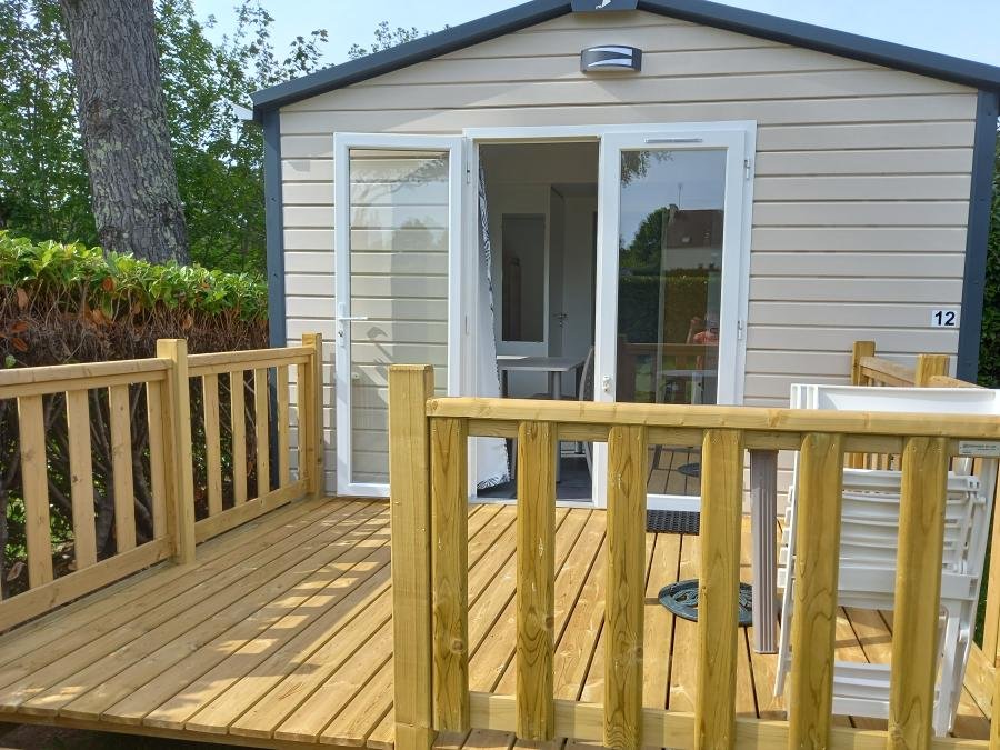Camping Pas Cher vous présente avec son site Officiel campingpascher.fr, le Camping Les Genets D'Or classé 3 étoiles, situé sur la commune de Bannalec dans le département Finistère (Bretagne) en France. Le camping Les Genets D'Or, vous présente un hébergement de type mobil-home de 20 m² et télévision. Le camping Les Genets D'Or vous propose du sam. 29 août au sam. 05 septembre 2026 pour 7 nuits à 317.5€. Cette location propose 46 dates différentes pour réserver votre séjour. Découvrez également les 5 autres gammes d'hébergements du camping. Les Avis clients pour le Camping Les Genets D'Or sont excellents avec une note moyenne de 9 sur 10. Piscine chauffée, Piscine extérieure, Animations familiales, Aire de jeux enfants, Baby-foot, Ping-pong, Piscine, Pétanque, Skatepark, Terrain de basketball, Terrain multisports, Bar, Créperie, Dépôt de pain, Food truck, Pizzeria, Snack/Bar, Supermarché, Épicerie,... En savoir plus : cliquez-ICI.