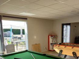 Camping Pas Cher vous présente avec son site Officiel campingpascher.fr, le Camping Les Genets D'Or classé 3 étoiles, situé sur la commune de Bannalec dans le département Finistère (Bretagne) en France. Le camping Les Genets D'Or, vous présente un hébergement de type mobil-home de 20 m² et télévision. Le camping Les Genets D'Or vous propose du sam. 04 avril au sam. 11 avril 2026 pour 7 nuits à 297€. Cette location propose 124 dates différentes pour réserver votre séjour. Découvrez également les 5 autres gammes d'hébergements du camping. Les Avis clients pour le Camping Les Genets D'Or sont excellents avec une note moyenne de 9 sur 10. Piscine chauffée, Piscine extérieure, Animations familiales, Aire de jeux enfants, Baby-foot, Ping-pong, Piscine, Pétanque, Skatepark, Terrain de basketball, Terrain multisports, Bar, Créperie, Dépôt de pain, Food truck, Pizzeria, Snack/Bar, Supermarché, Épicerie,... En savoir plus : cliquez-ICI.