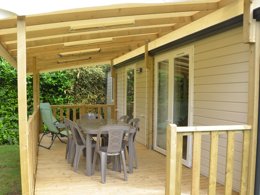 Camping Pas Cher vous présente avec son site Officiel campingpascher.fr, le Camping Les Genets D'Or classé 3 étoiles, situé sur la commune de Bannalec dans le département Finistère (Bretagne) en France. Le camping Les Genets D'Or, vous présente un hébergement de type mobil-home de 30 m² pour 5 personnes et télévision. Le camping Les Genets D'Or vous propose du sam. 04 avril au sam. 11 avril 2026 pour 7 nuits à 374.5€. Cette location propose 137 dates différentes pour réserver votre séjour. Découvrez également les 5 autres gammes d'hébergements du camping. Les Avis clients pour le Camping Les Genets D'Or sont excellents avec une note moyenne de 9 sur 10. Piscine chauffée, Piscine extérieure, Animations familiales, Aire de jeux enfants, Baby-foot, Ping-pong, Piscine, Pétanque, Skatepark, Terrain de basketball, Terrain multisports, Bar, Créperie, Dépôt de pain, Food truck, Pizzeria, Snack/Bar, Supermarché, Épicerie,... En savoir plus : cliquez-ICI.