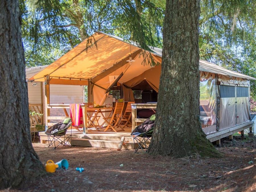 Camping Pas Cher vous présente avec son site Officiel campingpascher.fr, le Camping Sunelia - Le Sequoia classé 4 étoiles, situé sur la commune de Payrac dans le département Lot (Midi Pyrénées) en France. Le camping Sunelia - Le Sequoia, vous présente un hébergement de type tente pour 5 personnes. Le camping Sunelia - Le Sequoia vous propose du dimanche 21 juin au dimanche 28 juin 2026, en promotion à -10% pour 7 nuits à 254,70 € au lieu de 283,0 € soit une Économie de 28,30 €. Cette location propose 47 dates différentes pour réserver votre séjour. Découvrez également les 14 autres gammes d'hébergements du camping. Les Avis clients pour le Camping Sunelia - Le Sequoia sont de 7 sur 10. Lagon, Piscine couverte, Piscine extérieure, Animations familiales, Club enfants, Aire de jeux enfants, Baby-foot, Canoë-kayak, Cyclisme, Escalade, Ping-pong, Piscine, Pétanque, Randonnée, Structure gonflable enfants, Terrain multisports, Bar, Boulangerie, Bureau de tabac, Plats à emporter, Restaurant, Station-service, Supermarché, Épicerie,... En savoir plus : cliquez-ICI.