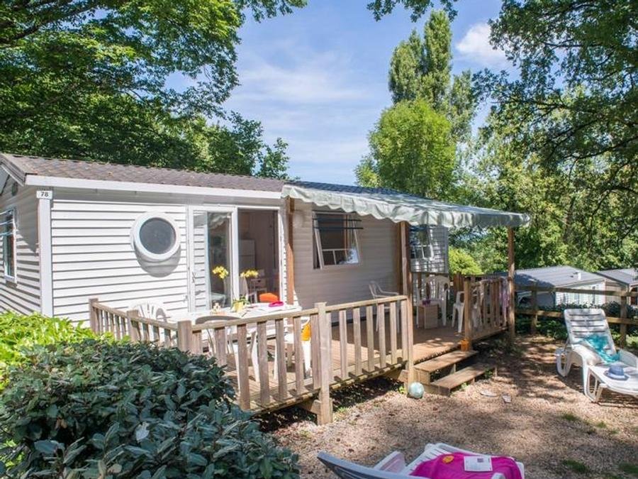 Camping Pas Cher vous présente avec son site Officiel campingpascher.fr, le Camping Sunelia - Le Sequoia classé 4 étoiles, situé sur la commune de Payrac dans le département Lot (Midi Pyrénées) en France. Le camping Sunelia - Le Sequoia vous propose un hébergement de type mobil-home de 32 m² pour 5 personnes avec climatisation (télévision). Cet hébergement propose plus de 32 dates différentes pour réserver ! Pour dévouvrir la période la moins chère, consultez la rubrique 'Tarifs' et sélectionnez votre mois de départ. L'établissement vous propose 14 autres types d'hébergements. Découvrez tous nos séjours à petits prix dans la commune et aux alentours de Payrac du département : Lot (Midi Pyrénées). Les Avis clients pour le Camping Sunelia - Le Sequoia sont de 7 sur 10. Lagon, Piscine couverte, Piscine extérieure, Animations familiales, Club enfants, Aire de jeux enfants, Baby-foot, Canoë-kayak, Cyclisme, Escalade, Ping-pong, Piscine, Pétanque, Randonnée, Structure gonflable enfants, Terrain multisports, Bar, Boulangerie, Bureau de tabac, Plats à emporter, Restaurant, Station-service, Supermarché, Épicerie,... En savoir plus : cliquez-ICI.