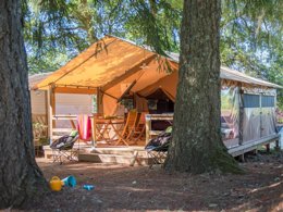 Camping Pas Cher vous présente avec son site Officiel campingpascher.fr, le Camping Sunelia - Le Sequoia classé 4 étoiles, situé sur la commune de Payrac dans le département Lot (Midi Pyrénées) en France. Le camping Sunelia - Le Sequoia, vous présente un hébergement de type tente pour 5 personnes. Le camping Sunelia - Le Sequoia vous propose du sam. 05 septembre au sam. 12 septembre 2026, en promotion à -19% pour 7 nuits à 198,45 € au lieu de 245,0 € soit une Économie de 46,55 €. Cette location propose 84 dates différentes pour réserver votre séjour. Découvrez également les 14 autres gammes d'hébergements du camping. Les Avis clients pour le Camping Sunelia - Le Sequoia sont de 7 sur 10. Lagon, Piscine couverte, Piscine extérieure, Animations familiales, Club enfants, Aire de jeux enfants, Baby-foot, Canoë-kayak, Cyclisme, Escalade, Ping-pong, Piscine, Pétanque, Randonnée, Structure gonflable enfants, Terrain multisports, Bar, Boulangerie, Bureau de tabac, Plats à emporter, Restaurant, Station-service, Supermarché, Épicerie,... En savoir plus : cliquez-ICI.