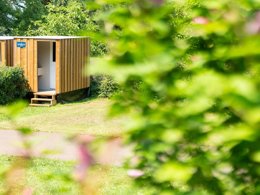 Camping Pas Cher vous présente avec son site Officiel campingpascher.fr, le Camping Sunelia - Le Sequoia classé 4 étoiles, situé sur la commune de Payrac dans le département Lot (Midi Pyrénées) en France. Le camping Sunelia - Le Sequoia, vous présente un hébergement de type tente pour 5 personnes. Le camping Sunelia - Le Sequoia vous propose du sam. 05 septembre au sam. 12 septembre 2026, en promotion à -19% pour 7 nuits à 198,45 € au lieu de 245,0 € soit une Économie de 46,55 €. Cette location propose 84 dates différentes pour réserver votre séjour. Découvrez également les 14 autres gammes d'hébergements du camping. Les Avis clients pour le Camping Sunelia - Le Sequoia sont de 7 sur 10. Lagon, Piscine couverte, Piscine extérieure, Animations familiales, Club enfants, Aire de jeux enfants, Baby-foot, Canoë-kayak, Cyclisme, Escalade, Ping-pong, Piscine, Pétanque, Randonnée, Structure gonflable enfants, Terrain multisports, Bar, Boulangerie, Bureau de tabac, Plats à emporter, Restaurant, Station-service, Supermarché, Épicerie,... En savoir plus : cliquez-ICI.