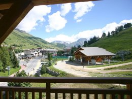 Camping Pas Cher vous présente avec son site Officiel campingpascher.fr, la Résidence L'Alba - Vacancéole classé 3 étoiles, située sur la commune de Les 2 Alpes dans le département Isère (Rhône Alpes) en France. La résidence L'Alba - Vacancéole, vous présente un hébergement de type appartement de 102 m² pour 2 personnes. La résidence L'Alba - Vacancéole vous propose du sam. 25 juillet au sam. 01 août 2026, en promotion à -20% pour 7 nuits à 848 € au lieu de 1060,0 € soit une Économie de 212 €. Cette location propose 1 dates différentes pour réserver votre séjour. Découvrez également les 6 autres gammes d'hébergements de la résidence. Randonnée,... En savoir plus : cliquez-ICI.