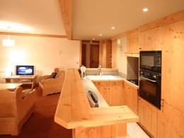 Camping Pas Cher vous présente avec son site Officiel campingpascher.fr, la Résidence L'Alba - Vacancéole classé 3 étoiles, située sur la commune de Les 2 Alpes dans le département Isère (Rhône Alpes) en France. La résidence L'Alba - Vacancéole, vous présente un hébergement de type appartement de 102 m² pour 2 personnes. La résidence L'Alba - Vacancéole vous propose du sam. 04 juillet au sam. 11 juillet 2026, en promotion à -25% pour 7 nuits à 802,80 € au lieu de 1074,7 € soit une Économie de 271,90 €. Cette location propose 7 dates différentes pour réserver votre séjour. Découvrez également les 6 autres gammes d'hébergements de la résidence. Randonnée,... En savoir plus : cliquez-ICI.