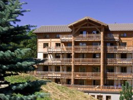 Camping Pas Cher vous présente avec son site Officiel campingpascher.fr, la Résidence L'Alba - Vacancéole classé 3 étoiles, située sur la commune de Les 2 Alpes dans le département Isère (Rhône Alpes) en France. La résidence L'Alba - Vacancéole, vous présente un hébergement de type appartement de 102 m² pour 2 personnes et télévision. La résidence L'Alba - Vacancéole vous propose du sam. 04 juillet au sam. 11 juillet 2026, en promotion à -25% pour 7 nuits à 802,80 € au lieu de 1074,7 € soit une Économie de 271,90 €. Cette location propose 6 dates différentes pour réserver votre séjour. Découvrez également les 6 autres gammes d'hébergements de la résidence. Randonnée,... En savoir plus : cliquez-ICI.