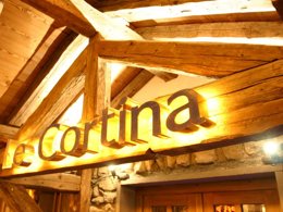 Camping Pas Cher vous présente avec son site Officiel campingpascher.fr, la Résidence Cortina - Vacancéole, située sur la commune de Les 2 Alpes dans le département Isère (Rhône Alpes) en France. La résidence Cortina - Vacancéole, vous présente un hébergement de type appartement de 86 m² pour 2 personnes et télévision. La résidence Cortina - Vacancéole vous propose du sam. 28 novembre au sam. 05 décembre 2026, en promotion à -9% pour 7 nuits à 1287,90 € au lieu de 1431,0 € soit une Économie de 143,10 €. Cette location propose 3 dates différentes pour réserver votre séjour. Découvrez également les 3 autres gammes d'hébergements de la résidence.... En savoir plus : cliquez-ICI.