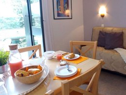 Camping Pas Cher vous présente avec son site Officiel campingpascher.fr, le Village vacances VVF Villages - Les Lacs Du Cantal - Champs-sur-Tarentaine-Marchal classé 3 étoiles, situé sur la commune de Champs Sur Tarentaine dans le département Cantal (Auvergne) en France. Le village vacances VVF Villages - Les Lacs Du Cantal - Champs-sur-Tarentaine-Marchal, vous présente un hébergement de type maison de campagne. Le village vacances VVF Villages - Les Lacs Du Cantal - Champs-sur-Tarentaine-Marchal vous propose du sam. 23 mai au sam. 30 mai 2026, en promotion à -15% pour 7 nuits à 368,90 € au lieu de 434,0 € soit une Économie de 65,10 €. Cette location propose 89 dates différentes pour réserver votre séjour. Découvrez également les 1 autres gammes d'hébergements du village vacances. Les Avis clients pour le Village vacances VVF Villages - Les Lacs Du Cantal - Champs-sur-Tarentaine-Marchal sont de 6 sur 10. Piscine chauffée, Piscine extérieure, Animation ados, Animations familiales, Club enfants, Aire de jeux enfants, Court de tennis, Cyclisme, Ping-pong, Pétanque, Randonnée, Structure gonflable enfants, Terrain de badminton, Terrain de basketball, Terrain de football, Terrain de volley-ball, Boulangerie, Bureau de tabac, Restaurant, Station-service, Supermarché, Épicerie,... En savoir plus : cliquez-ICI.