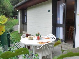 Camping Pas Cher vous présente avec son site Officiel campingpascher.fr, le Village vacances VVF Villages - Les Lacs Du Cantal - Champs-sur-Tarentaine-Marchal classé 3 étoiles, situé sur la commune de Champs Sur Tarentaine dans le département Cantal (Auvergne) en France. Le village vacances VVF Villages - Les Lacs Du Cantal - Champs-sur-Tarentaine-Marchal, vous présente un hébergement de type maison de campagne. Le village vacances VVF Villages - Les Lacs Du Cantal - Champs-sur-Tarentaine-Marchal vous propose du sam. 23 mai au sam. 30 mai 2026, en promotion à -15% pour 7 nuits à 368,90 € au lieu de 434,0 € soit une Économie de 65,10 €. Cette location propose 89 dates différentes pour réserver votre séjour. Découvrez également les 1 autres gammes d'hébergements du village vacances. Les Avis clients pour le Village vacances VVF Villages - Les Lacs Du Cantal - Champs-sur-Tarentaine-Marchal sont de 6 sur 10. Piscine chauffée, Piscine extérieure, Animation ados, Animations familiales, Club enfants, Aire de jeux enfants, Court de tennis, Cyclisme, Ping-pong, Pétanque, Randonnée, Structure gonflable enfants, Terrain de badminton, Terrain de basketball, Terrain de football, Terrain de volley-ball, Boulangerie, Bureau de tabac, Restaurant, Station-service, Supermarché, Épicerie,... En savoir plus : cliquez-ICI.