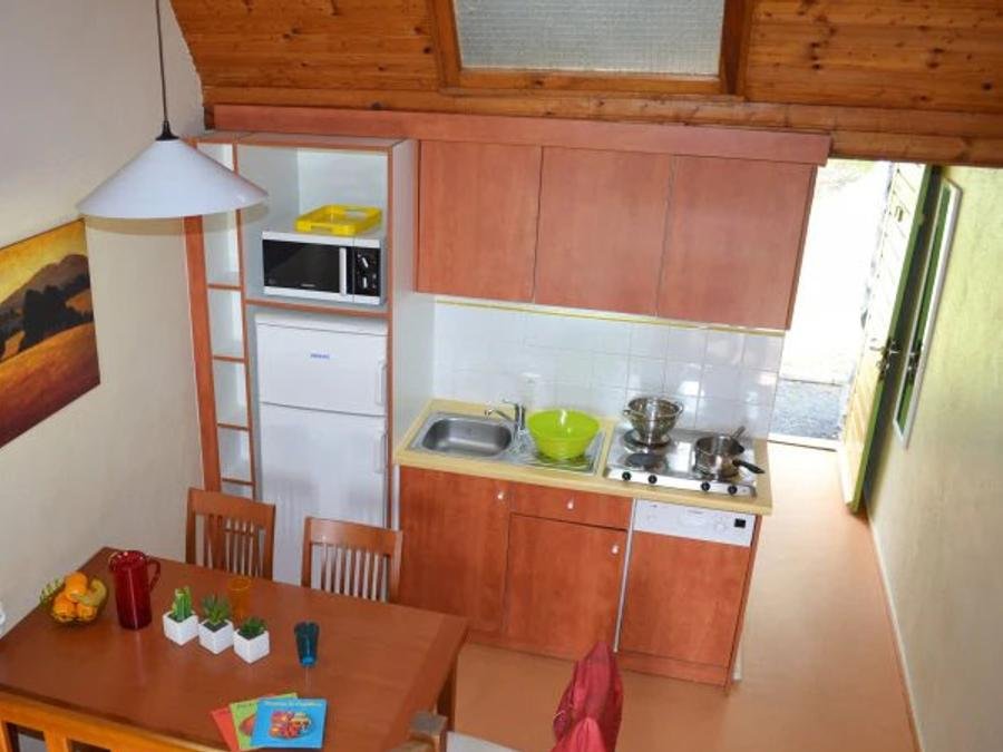 Camping Pas Cher vous présente avec son site Officiel campingpascher.fr, le Village vacances VVF Villages - Les Gorges De L'Allier - Lavoûte-Chilhac classé 3 étoiles, situé sur la commune de Lavoute Chilhac dans le département Haute-loire (Auvergne) en France. Le village vacances VVF Villages - Les Gorges De L'Allier - Lavoûte-Chilhac, vous présente un hébergement de type maison de campagne de 41 m² pour 1 personne. Le village vacances VVF Villages - Les Gorges De L'Allier - Lavoûte-Chilhac vous propose du dimanche 07 juin au dimanche 14 juin 2026 pour 7 nuits à 462€. Cette location propose 12 dates différentes pour réserver votre séjour. Découvrez également les 5 autres gammes d'hébergements du village vacances. Piscine chauffée, Piscine extérieure, Animation ados, Club ados, Club enfants, Baby-foot, Canoë-kayak, Court de tennis, Ping-pong, Pétanque, Rafting, Structure gonflable enfants, Terrain de badminton, Terrain de basketball, Terrain de football, Terrain de volley-ball, Terrain multisports, Boulangerie, Bureau de tabac, Restaurant, Épicerie,... En savoir plus : cliquez-ICI.