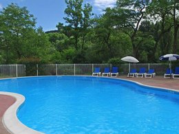 Camping Pas Cher vous présente avec son site Officiel campingpascher.fr, le Village vacances VVF Villages - Les Gorges De L'Allier - Lavoûte-Chilhac classé 3 étoiles, situé sur la commune de Lavoute Chilhac dans le département Haute-loire (Auvergne) en France. Le village vacances VVF Villages - Les Gorges De L'Allier - Lavoûte-Chilhac, vous présente un hébergement de type maison de campagne de 29 m² pour 2 personnes. Le village vacances VVF Villages - Les Gorges De L'Allier - Lavoûte-Chilhac vous propose du sam. 30 mai au sam. 06 juin 2026, en promotion à -15% pour 7 nuits à 327,25 € au lieu de 385,0 € soit une Économie de 57,75 €. Cette location propose 81 dates différentes pour réserver votre séjour. Découvrez également les 5 autres gammes d'hébergements du village vacances. Piscine chauffée, Piscine extérieure, Animation ados, Club ados, Club enfants, Baby-foot, Canoë-kayak, Court de tennis, Ping-pong, Pétanque, Rafting, Structure gonflable enfants, Terrain de badminton, Terrain de basketball, Terrain de football, Terrain de volley-ball, Terrain multisports, Boulangerie, Bureau de tabac, Restaurant, Épicerie,... En savoir plus : cliquez-ICI.