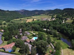 Camping Pas Cher vous présente avec son site Officiel campingpascher.fr, le Village vacances VVF Villages - Les Gorges De L'Allier - Lavoûte-Chilhac classé 3 étoiles, situé sur la commune de Lavoute Chilhac dans le département Haute-loire (Auvergne) en France. Le village vacances VVF Villages - Les Gorges De L'Allier - Lavoûte-Chilhac, vous présente un hébergement de type maison de campagne de 29 m². Le village vacances VVF Villages - Les Gorges De L'Allier - Lavoûte-Chilhac vous propose du sam. 30 mai au sam. 06 juin 2026, en promotion à -15% pour 7 nuits à 303,45 € au lieu de 357,0 € soit une Économie de 53,55 €. Cette location propose 81 dates différentes pour réserver votre séjour. Découvrez également les 5 autres gammes d'hébergements du village vacances. Piscine chauffée, Piscine extérieure, Animation ados, Club ados, Club enfants, Baby-foot, Canoë-kayak, Court de tennis, Ping-pong, Pétanque, Rafting, Structure gonflable enfants, Terrain de badminton, Terrain de basketball, Terrain de football, Terrain de volley-ball, Terrain multisports, Boulangerie, Bureau de tabac, Restaurant, Épicerie,... En savoir plus : cliquez-ICI.