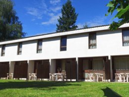 Camping Pas Cher vous présente avec son site Officiel campingpascher.fr, le Village vacances VVF Villages - Les Gorges De L'Allier - Lavoûte-Chilhac classé 3 étoiles, situé sur la commune de Lavoute Chilhac dans le département Haute-loire (Auvergne) en France. Le village vacances VVF Villages - Les Gorges De L'Allier - Lavoûte-Chilhac, vous présente un hébergement de type maison de campagne de 29 m². Le village vacances VVF Villages - Les Gorges De L'Allier - Lavoûte-Chilhac vous propose du sam. 30 mai au sam. 06 juin 2026, en promotion à -15% pour 7 nuits à 303,45 € au lieu de 357,0 € soit une Économie de 53,55 €. Cette location propose 81 dates différentes pour réserver votre séjour. Découvrez également les 5 autres gammes d'hébergements du village vacances. Piscine chauffée, Piscine extérieure, Animation ados, Club ados, Club enfants, Baby-foot, Canoë-kayak, Court de tennis, Ping-pong, Pétanque, Rafting, Structure gonflable enfants, Terrain de badminton, Terrain de basketball, Terrain de football, Terrain de volley-ball, Terrain multisports, Boulangerie, Bureau de tabac, Restaurant, Épicerie,... En savoir plus : cliquez-ICI.