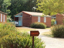 Camping Pas Cher vous présente avec son site Officiel campingpascher.fr, le Camping VVF Villages - Le Domaine Du Poitou - La Buissière classé 3 étoiles, situé sur la commune de La Bussiere dans le département Vienne (Poitou Charentes) en France. Le camping VVF Villages - Le Domaine Du Poitou - La Buissière, vous présente un hébergement de type maison de campagne de 40 m² pour 2 personnes. Le camping VVF Villages - Le Domaine Du Poitou - La Buissière vous propose du sam. 03 octobre au sam. 10 octobre 2026, en promotion à -15% pour 7 nuits à 303,45 € au lieu de 357,0 € soit une Économie de 53,55 €. Cette location propose 128 dates différentes pour réserver votre séjour. Découvrez également les 5 autres gammes d'hébergements du camping. Les Avis clients pour le Camping VVF Villages - Le Domaine Du Poitou - La Buissière sont excellents avec une note moyenne de 9 sur 10. Piscine chauffée, Piscine couverte, Animations familiales, Club ados, Club enfants, Aire de jeux enfants, Baby-foot, Pétanque, Structure gonflable enfants, Terrain multisports, Bar, Plats à emporter, Restaurant,... En savoir plus : cliquez-ICI.