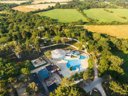 Camping Pas Cher vous présente avec son site Officiel campingpascher.fr, le Camping Siblu Bois De Bayadène Funpass Inclus *** classé 4 étoiles, situé sur la commune de Piriac Sur Mer dans le département Loire-atlantique (Pays De La Loire) en France. Le camping Siblu Bois De Bayadène Funpass Inclus ***, vous présente un hébergement de type mobil-home. Le camping Siblu Bois De Bayadène Funpass Inclus *** vous proposeun séjour PAS CHER avec une REMISEdu vendredi 12 juin au vendredi 19 juin 2026, en promotion à -30% pour 7 nuits à 294,70 € au lieu de 421,0 € soit une Économie de 126,30 €. Cette location propose 78 dates différentes pour réserver votre séjour. Découvrez également les 6 autres gammes d'hébergements du camping. Les Avis clients pour le Camping Siblu Bois De Bayadène Funpass Inclus *** sont excellents avec une note moyenne de 8 sur 10. Piscine couverte, Piscine extérieure, Animations familiales, Club ados, Club enfants, Ping-pong, Pétanque, Terrain multisports, Bar, Plats à emporter, Snack/Bar,... En savoir plus : cliquez-ICI.