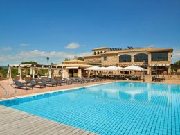 Camping Pas Cher vous présente avec son site Officiel campingpascher.fr, la Résidence Complexe De Vacances Hapimag Mas Nou, située sur la commune de Platja D'aro dans le département Gérone (Catalogne) en Espagne. La résidence Complexe De Vacances Hapimag Mas Nou, vous présente un hébergement de type appartement. La résidence Complexe De Vacances Hapimag Mas Nou vous propose du sam. 26 septembre au sam. 03 octobre 2026, en promotion à -10% pour 7 nuits à 425 € au lieu de 473,0 € soit une Économie de 48 €. Cette location propose 101 dates différentes pour réserver votre séjour. Découvrez également les 1 autres gammes d'hébergements de la résidence. Piscine extérieure, Animation enfants, Animations familiales, Aire de jeux enfants, Canoë-kayak, Golf, Jet-ski, Ping-pong, Piscine, Randonnée, Salle de fitness, Sports nautiques, Bar, Restaurant, Épicerie,... En savoir plus : cliquez-ICI.