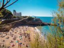 Camping Pas Cher vous présente avec son site Officiel campingpascher.fr, la Résidence Anglet, située sur la commune de Anglet dans le département Pyrénées-atlantiques (Aquitaine) en France. La résidence Anglet vous propose un hébergement de type appartement de 27 m² pour 3 personnes. L'établissement vous propose 11 autres types d'hébergements. Découvrez tous nos séjours à petits prix dans la commune et aux alentours de Anglet du département : Pyrénées-atlantiques (Aquitaine). Les Avis clients pour la Résidence Anglet sont excellents avec une note moyenne de 9 sur 10. Mer, Aire de jeux enfants, Ping-pong, Pétanque, Structure gonflable enfants, Boulangerie, Bureau de tabac, Restaurant, Station-service, Supermarché,... En savoir plus : cliquez-ICI.