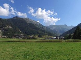 Camping Pas Cher vous présente avec son site Officiel campingpascher.fr, le Village vacances VVF Villages - Les Alpages Du Queyras - Ceillac classé 3 étoiles, situé sur la commune de Ceillac dans le département Hautes-alpes (Provence Alpes Côte D'azur) en France. Le village vacances VVF Villages - Les Alpages Du Queyras - Ceillac, vous présente un hébergement de type appartement de 23 m² pour 1 personne et télévision. Le village vacances VVF Villages - Les Alpages Du Queyras - Ceillac vous propose du dimanche 05 juillet au dimanche 12 juillet 2026, en promotion à -10% pour 7 nuits à 572,40 € au lieu de 636,0 € soit une Économie de 63,60 €. Cette location propose 28 dates différentes pour réserver votre séjour. Découvrez également les 5 autres gammes d'hébergements du village vacances. Animations familiales, Club ados, Club enfants, Baby-foot, Cyclisme, Ping-pong, Piscine, Randonnée, Structure gonflable enfants, Bar, Dépôt de pain, Restaurant,... En savoir plus : cliquez-ICI.