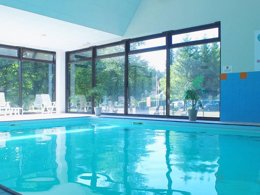 Camping Pas Cher vous présente avec son site Officiel campingpascher.fr, le Village vacances VVF Villages - Les Vosges Du Nord - Bitche classé 3 étoiles, situé sur la commune de Bitche dans le département Moselle (Lorraine) en France. Le village vacances VVF Villages - Les Vosges Du Nord - Bitche, vous présente un hébergement de type appartement de 42 m². Le village vacances VVF Villages - Les Vosges Du Nord - Bitche vous propose du sam. 04 juillet au sam. 11 juillet 2026, en promotion à -10% pour 7 nuits à 837,90 € au lieu de 931,0 € soit une Économie de 93,10 €. Cette location propose 29 dates différentes pour réserver votre séjour. Découvrez également les 2 autres gammes d'hébergements du village vacances. Étang, Piscine chauffée, Piscine couverte, Animations familiales, Club ados, Club enfants, Baby-foot, Court de tennis, Cyclisme, Paddle, Ping-pong, Pétanque, Salle de fitness, Bar, Boulangerie, Dépôt de pain, Restaurant, Supermarché,... En savoir plus : cliquez-ICI.